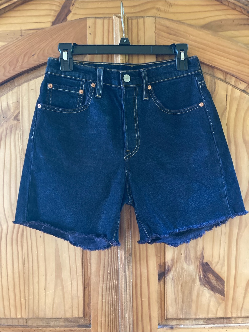 Women Levi’s Premium dark wash blue jean denim frayed hem shorts size 26